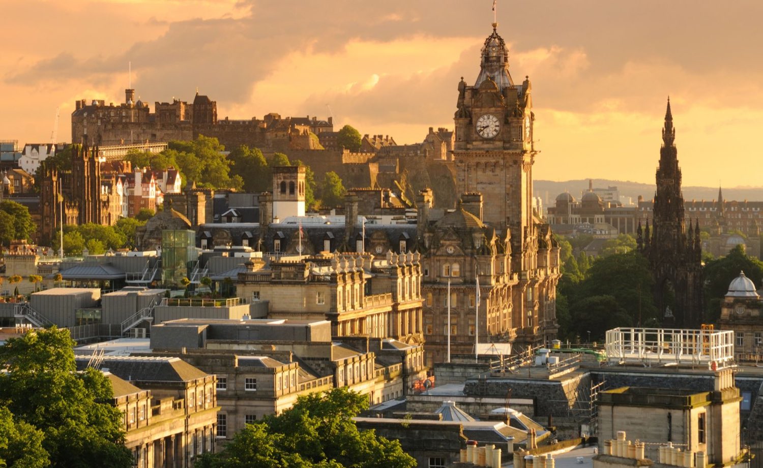 Skyline de Edimburgo ao entardecer