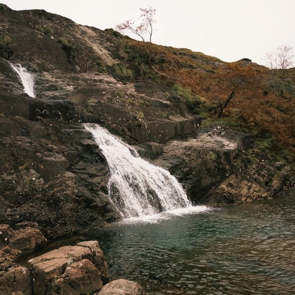 Cachoeira caindo em um poço de água turquesa