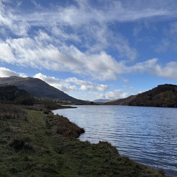Lago das Highlands em dia de céu azul