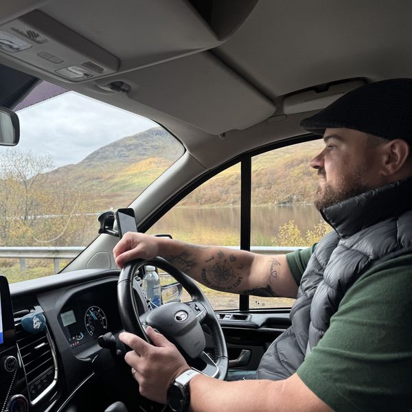 Guia da The Kilt Route dirigindo a van do tour