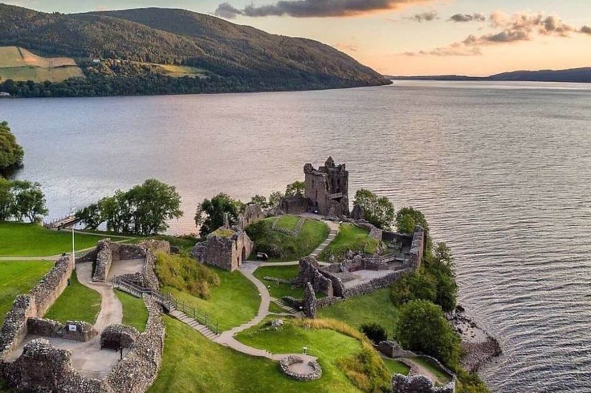 Castelo de Urquhart às margens do Lago Ness